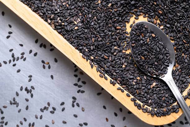 تصویر 1 از سیاه دانه کوبیده شده تازه آسیاب‌ شده طبیعی